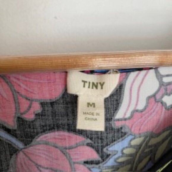 Anthropologie- Tiny Finley V-Neck Top Medium - Picture 3 of 4